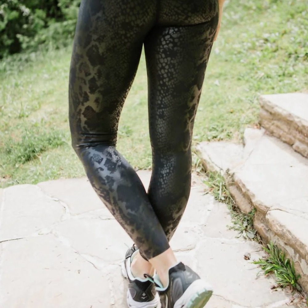 NEW AR-33 7/8 mid rise legging in black mamba
